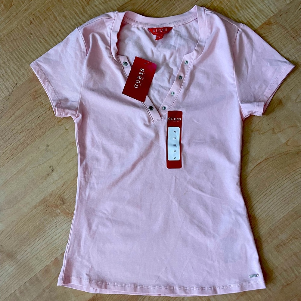 Guess T Shirt V Neck. Size XS